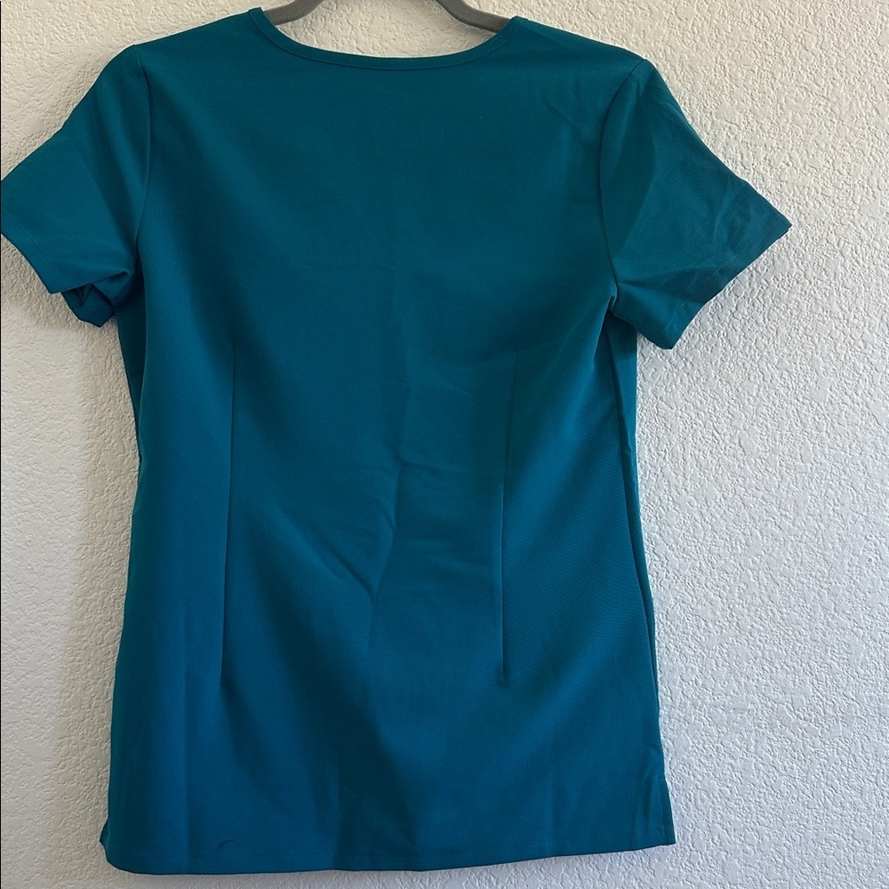 NWT Figs Casma three pocket top in Pacific Blue - Picture 7 of 7